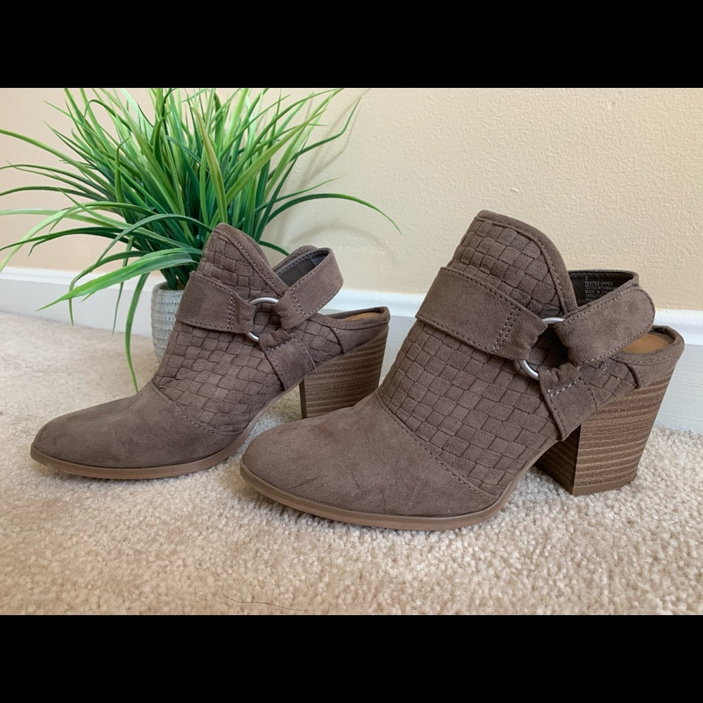 Low heeled booties